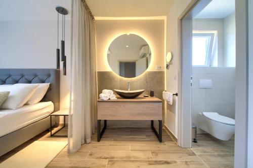 łazienka z umywalką i lustrem w obiekcie Apartments Vista Deluxe w mieście Malinska