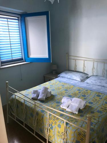 Säng eller sängar i ett rum på Casa vacanze levanzo