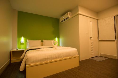 Un pat sau paturi într-o cameră la Thap Sakae Hotel