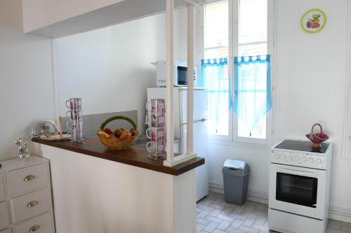 een keuken met een aanrecht met een wastafel en een fornuis bij L'albatros in Dieppe