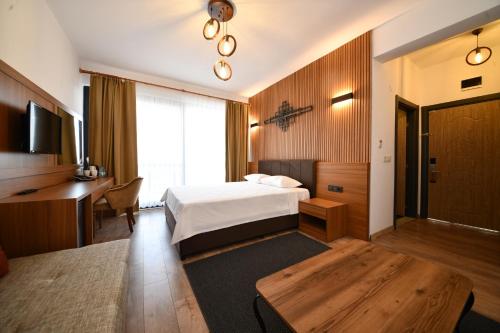 a hotel room with a bed and a desk at 1774 Kazdağı Termal Otel in Ilija