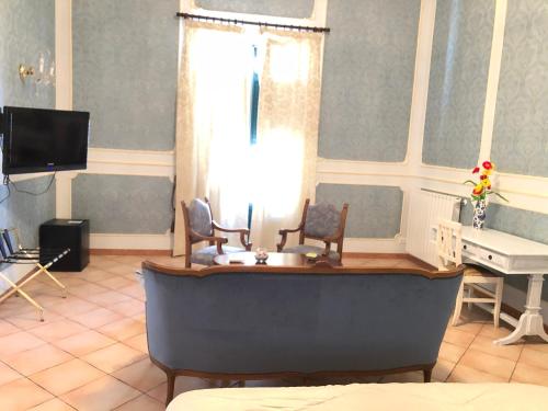 a living room with a tub and a piano at B&B Dimora Annulina in Palermo