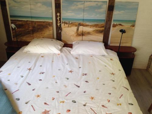 a bed in a bedroom with a view of the beach at Vrijstaand Koetshuis Marron in Barsingerhorn
