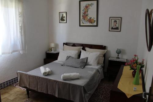sypialnia z łóżkiem z dwoma ręcznikami w obiekcie Casa Portuguesa w Albufeirze