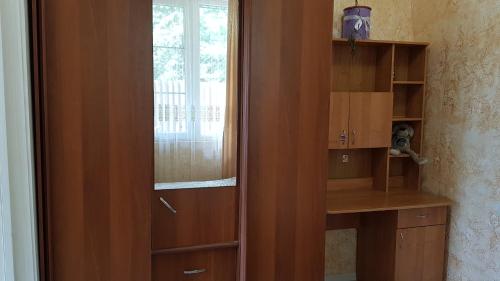 アドレルにあるАпартаменты на Миндальнойの木製のドアと窓が備わる客室です。