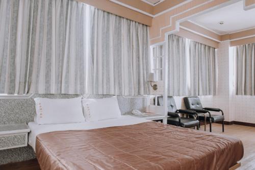 سرير أو أسرّة في غرفة في Tong Hsin Hotel