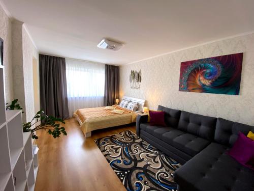 uma sala de estar com um sofá e uma cama em Lada Wings em Narva