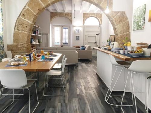 a kitchen and dining room with a table and chairs at Calida B&B in Castellammare del Golfo