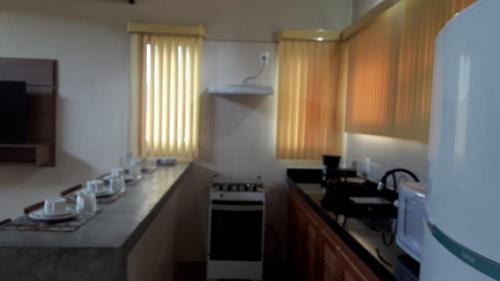 uma cozinha com um fogão e uma bancada em Pousada Recanto da Serra em São Pedro da Serra