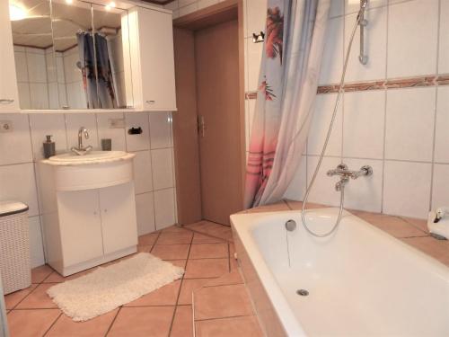 Phòng tắm tại Apartment de luxe 73 qm mit 3 Zimmer und Terrasse