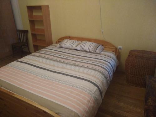 Ein Bett oder Betten in einem Zimmer der Unterkunft Pumpuri apartment