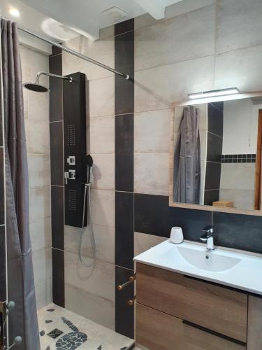 W łazience znajduje się umywalka i prysznic. w obiekcie Chambres d'hôtes La Chabrière w mieście Cliousclat