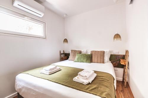 um quarto com uma cama com toalhas em Azen Cool House em Sintra