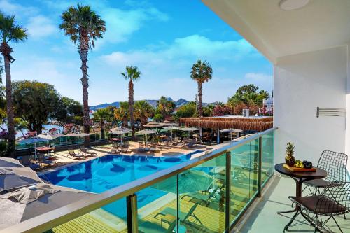 Bazén v ubytování Yalıpark Beach Hotel nebo v jeho okolí