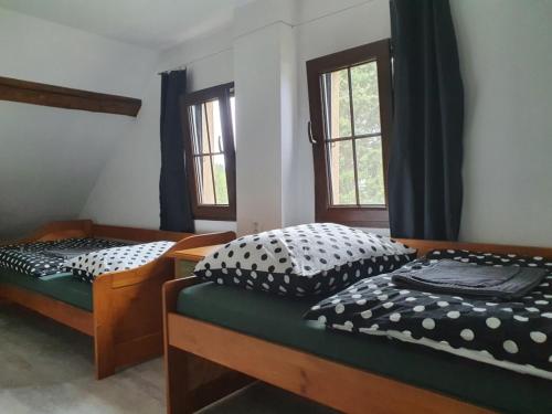 מיטה או מיטות בחדר ב-Apartmány Svatá