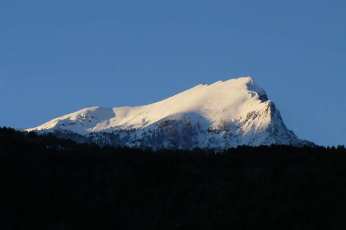 une montagne enneigée au sommet d'une colline dans l'établissement STUDIO ENTRE SAVINES ET EMBRUN PRES DU LAC DE SERREPONçON, à Crots