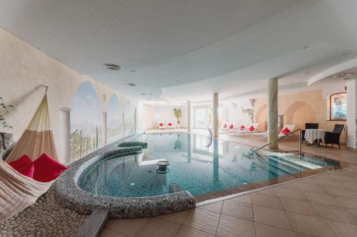 una grande piscina in una camera spaziosa di Das Badl - Adults Only soft a Caldaro