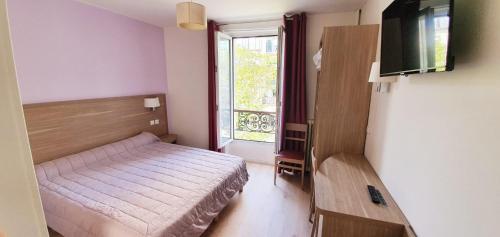 a small bedroom with a bed and a window at Hôtel des Pyrénées - Entre Bastille et Nation in Paris