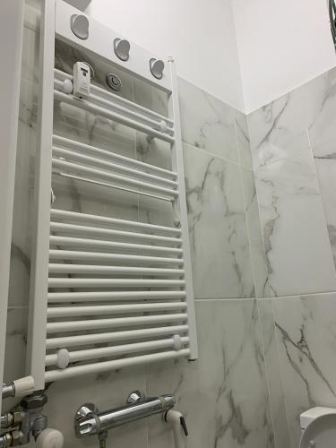 a bathroom with white marble walls and a mirror at Indipendent Blue in Ferrara