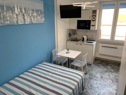 een kleine kamer met een bed en een tafel met stoelen bij Indipendent Blue in Ferrara