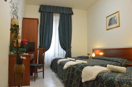 una camera d'albergo con due letti e una finestra di alloggio turistico a Roma