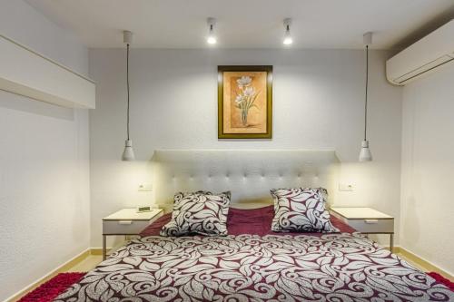 A bed or beds in a room at Los Cristianos Royal Gardens