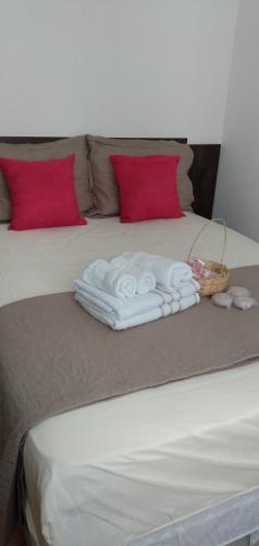 - un lit avec 2 serviettes et un panier dans l'établissement Plaza Fraga Maia, à Feira de Santana