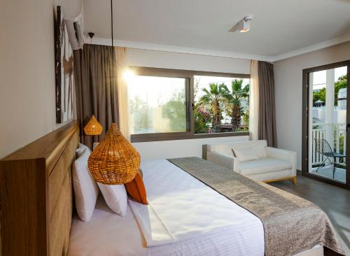 Postel nebo postele na pokoji v ubytování Yalıpark Beach Hotel