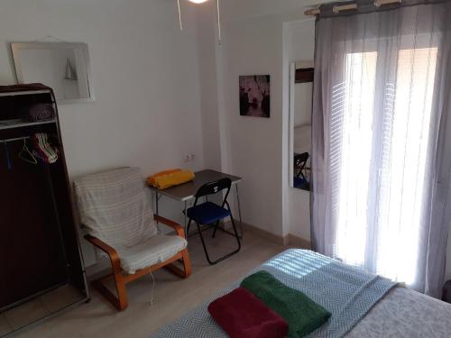 バレンシアにあるSmart Apartment near Malvarossa beachのベッドルーム1室(ベッド1台、椅子、デスク付)