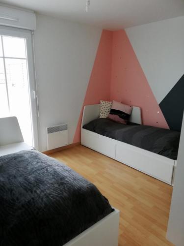 - une chambre avec 2 lits et un mur rayé dans l'établissement Vie de famille, à Sainte-Cécile-Plage