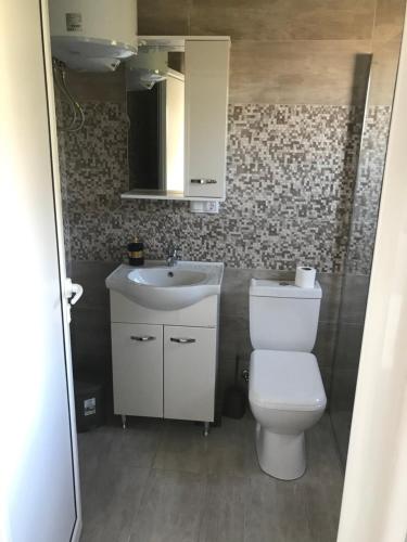 Ένα μπάνιο στο Apartments Gusar