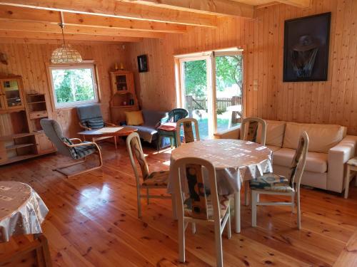 Drewniany domek w Otominie