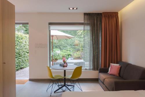 - un salon avec une table et un canapé dans l'établissement Marcel de Gand Business & Travel, à Gand
