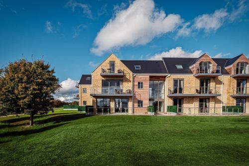 una gran casa de ladrillo con un gran patio en Cotswolds Hotel & Spa, en Chipping Norton