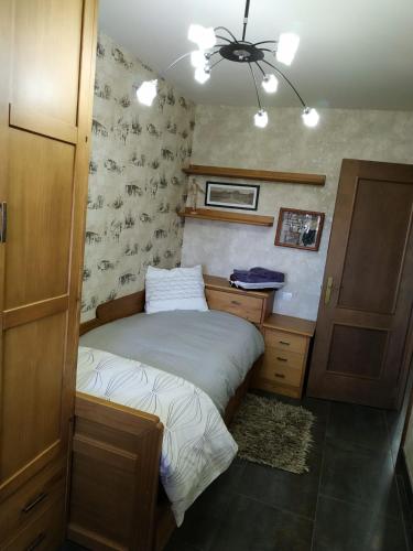 a small bedroom with a bed and a desk at Apartamento Golf con Jardin Sojuela in Sojuela