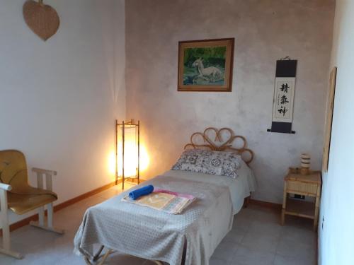 een slaapkamer met een bed, een tafel en een lamp bij Enjoy Sunset in Colle Massari