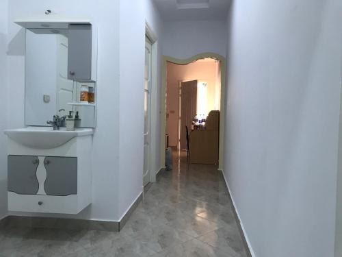 Tazarka的住宿－Maison de Vacances Tazarka，白色的浴室设有水槽和镜子