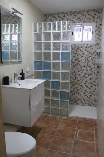y baño con lavabo, aseo y ducha. en Apartamento Fez playa de la barrosa, en Chiclana de la Frontera