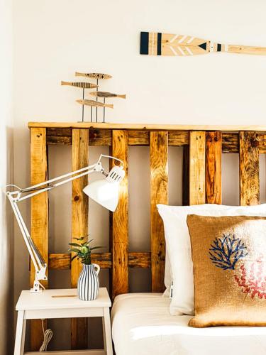 a bedroom with a bed and a lamp and a table at PÊPA Guesthouse in Setúbal