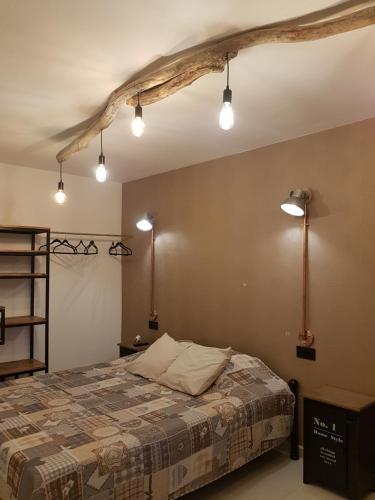 una camera da letto con un letto e luci sul soffitto di Da Vinci Room VILLA BLANCA Cambrils a Cambrils