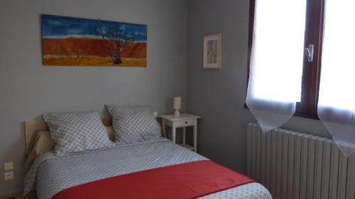um quarto com uma cama e um quadro na parede em Apartment Le Jardinet em Talence