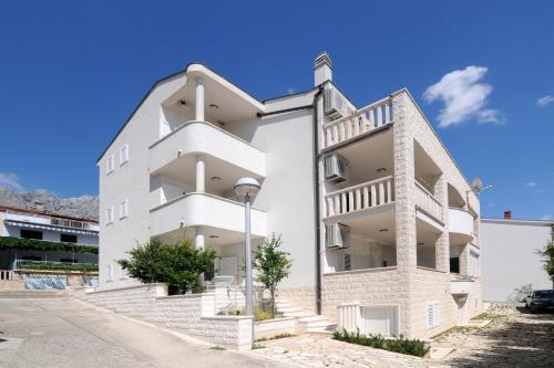 ein weißes Wohnhaus mit einer Treppe in der Unterkunft Villa Zvonko in Makarska