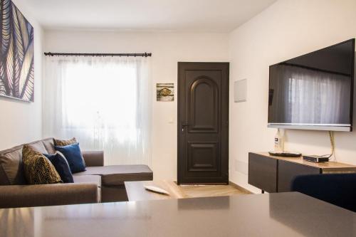 a living room with a couch and a tv at La Vega de Mary in Arrecife