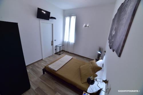 a small bedroom with a bed and a window at Suite Varigotti in Varigotti