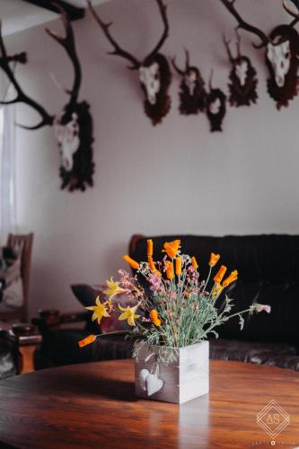 a vase of flowers sitting on a table at Agroturystyka pod jeleniem in Milicz