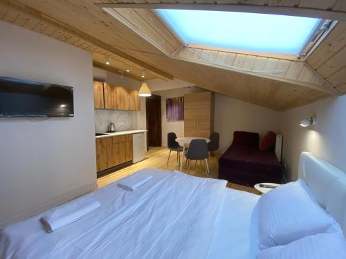 1 dormitorio con 1 cama y sala de estar con cocina en Квартира на вулиці Лесі Українки 19, en Leópolis