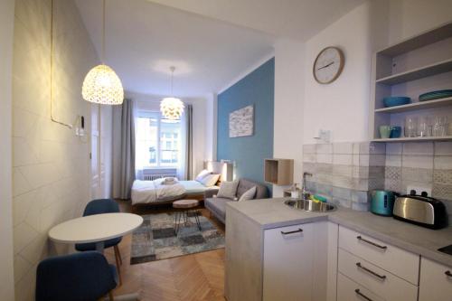 cocina y sala de estar con sofá y mesa en Acacia Hostel en Budapest