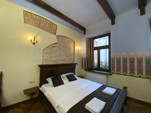 Un dormitorio con una cama y una pared de ladrillo. en Апартаменти королівські на вулиці Лесі Українки 19, en Leópolis
