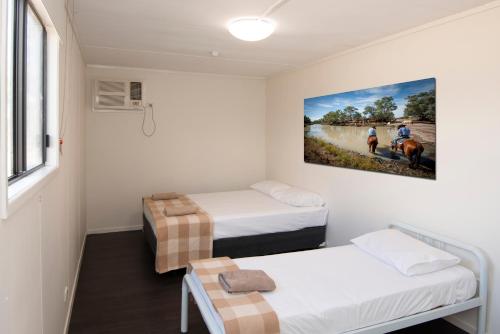 En eller flere senge i et værelse på STORK RD BUDGET ROOMS - PRIVATE ROOMS WITH SHARED BATHROOMS access to POOL