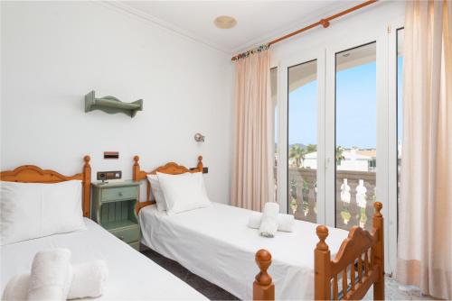 Un pat sau paturi într-o cameră la Villa Cala Marsal
